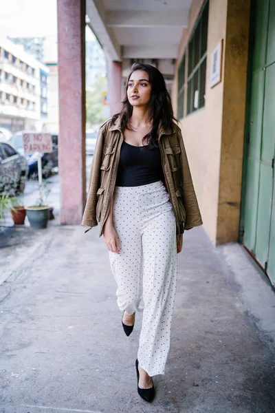 Retrato Uma Mulher Asiática Indiana Alta Bonita Magra Elegante Andando — Fotografia de Stock