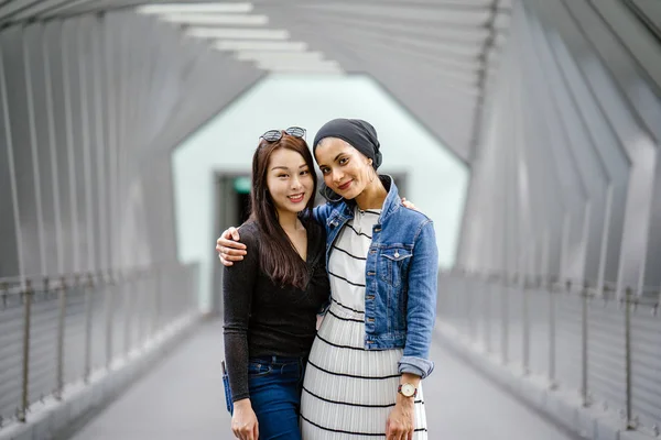 Két Különböző Etnikumú Barát Egy Hídon Napközben Egyik Maláj Muszlim — Stock Fotó