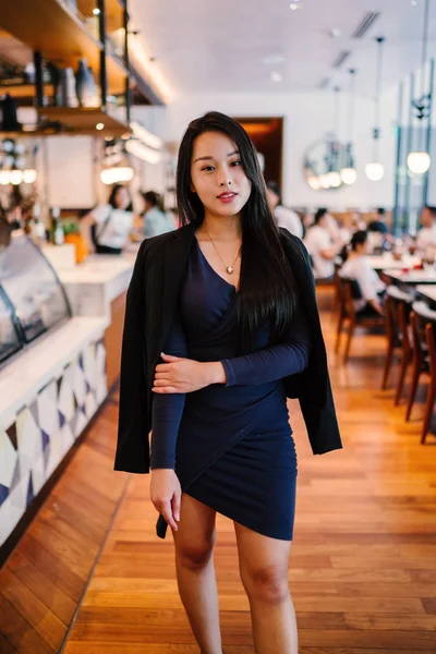 Portrait Une Femme Asiatique Confiante Jeune Belle Confiante — Photo