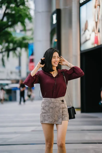 Bela Mulher Coreana Uma Blusa Elegante Shorts Dançando Enquanto Ela — Fotografia de Stock