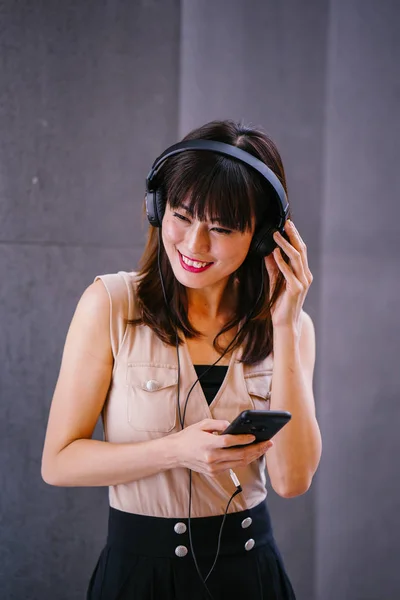 Retrato Una Mujer China Mediana Edad Fotogénica Escuchando Música Sus —  Fotos de Stock