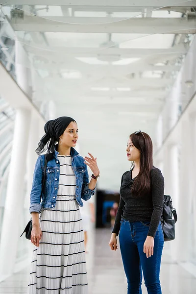 Farklı etnik kökenlere sahip iki arkadaş gün boyunca bir köprüde yan yana dururlar. Biri Malezyalı Müslüman bir kadın, diğeri de Çinli bir Asyalı. İkisi de genç, enerjik ve çekici..