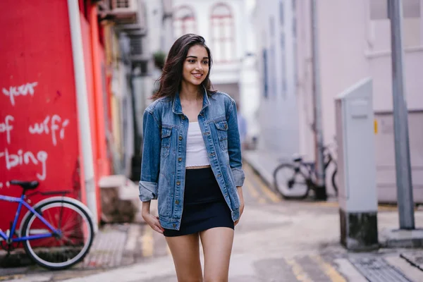 Grande Jeune Élégante Indienne Asiatique Marchant Dans Une Ruelle Dans — Photo