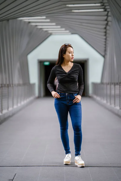 Portret Van Een Jonge Chinese Aziatische Vrouw Poseren — Stockfoto