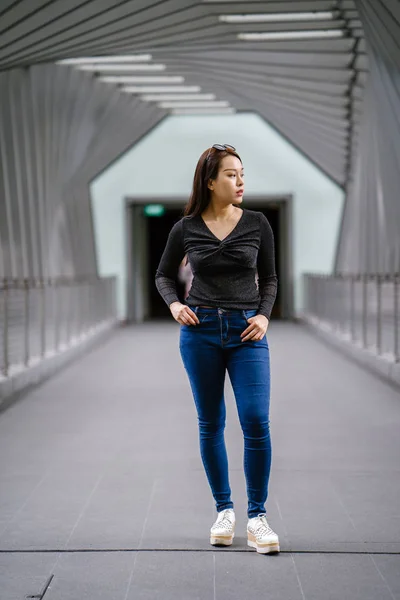 Retrato Uma Jovem Chinesa Asiática Posando — Fotografia de Stock