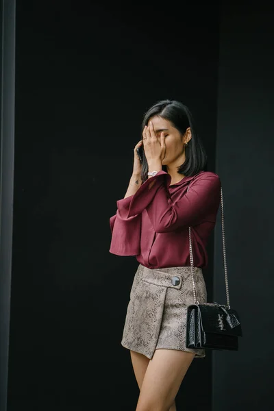 Jovem Coreano Mulher Asiática Falando Smartphone — Fotografia de Stock