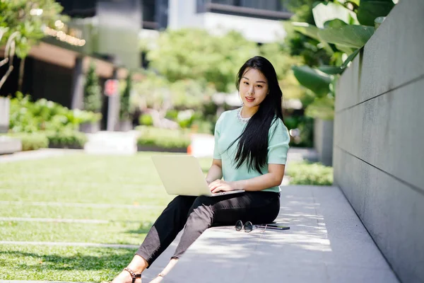 Genç ve çekici bir Asyalı kadın öğrenci oturur ve gün boyunca bir üniversite kampüsünde onu dizüstü bilgisayar üzerinde çalışır. O gelişigüzel giyinmiş ve o çalışmalar gibi güneş gözlüğü bir çift var. 