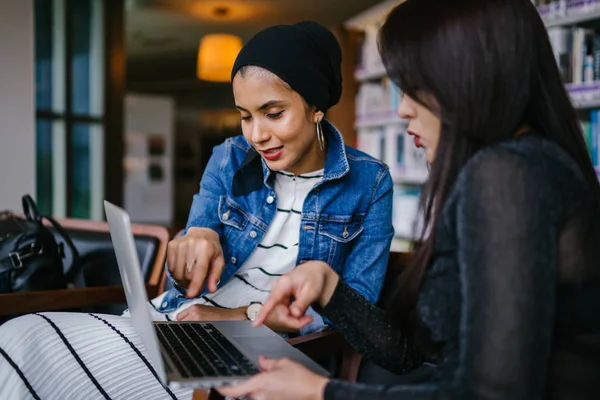 Müslüman bir Orta Doğulu kadın Çinli bir meslektaşıyla iş görüşmesi yapıyor..