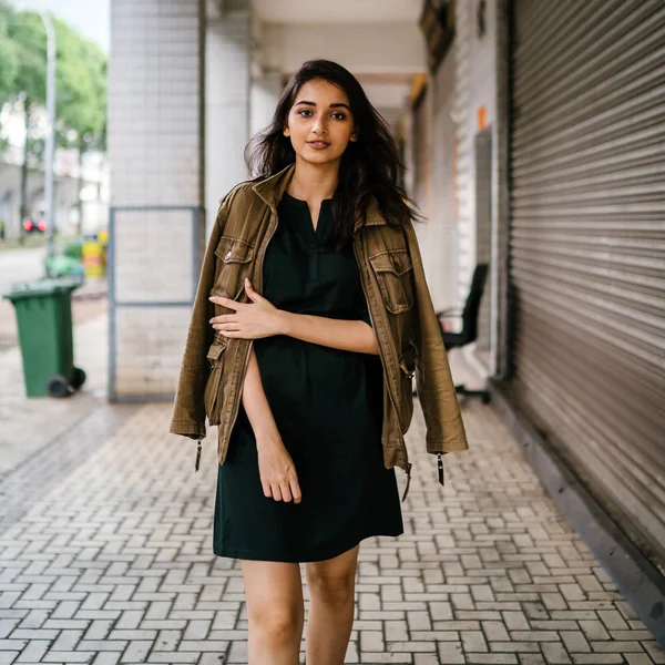 Jovem Alto Magro Elegante Indiana Mulher Asiática Posa Para Retrato — Fotografia de Stock