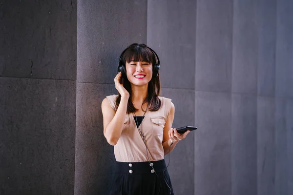 Retrato Una Mujer China Mediana Edad Fotogénica Escuchando Música Sus —  Fotos de Stock