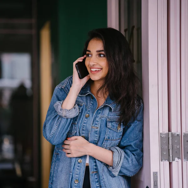 Onun Smartphone'da bahseden bir güzel, uzun boylu, zarif ve genç Hintli Asyalı kadın portresi. O bir retro Kot ceket giyiyor 