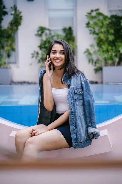 Retrato Estilo Vida Una Joven India Asiática Sentada Junto Una — Foto de Stock