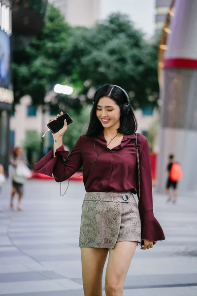 Bela Mulher Coreana Uma Blusa Elegante Shorts Dançando Enquanto Ela — Fotografia de Stock