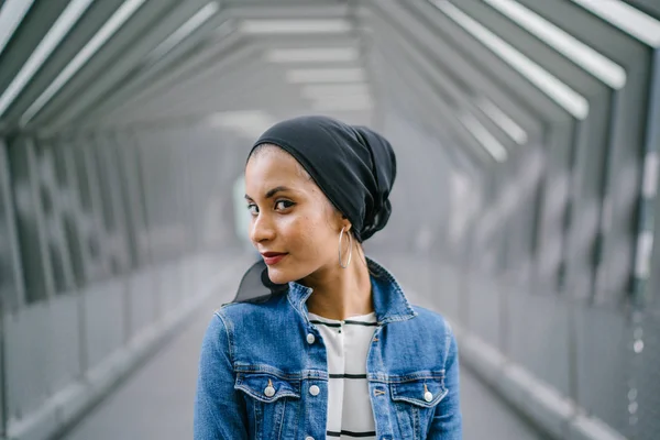 日中は若くてエレガントで魅力的なマレー系ムスリム女性 — ストック写真