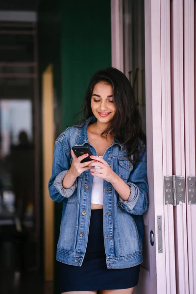 Güzel, uzun boylu, zarif ve genç Hintli Asyalı kadın manifatura onun akıllı portresi. O bir retro Kot ceket giyiyor 