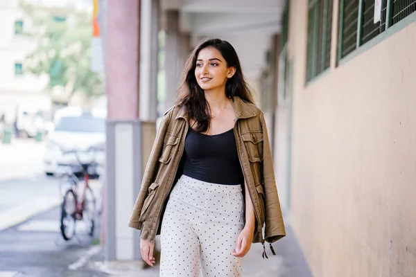 Gün boyunca bir geçit Asya'da bir şehirde yürürken bir uzun boylu, güzel, ince ve zarif Hint Asyalı kadın portresi. O zarif giyindi ve bir ceket omuzları üzerinde bol dökümlü vardır.