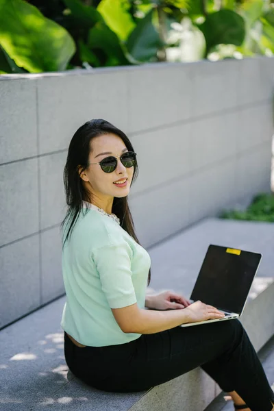 Una Joven Atractiva Estudiante Asiática Sienta Trabaja Computadora Portátil Campus — Foto de Stock