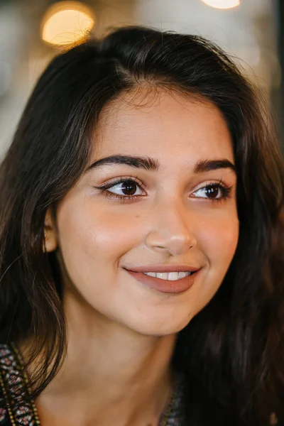 portre baş shot, kendine güvenen, Genç ve çekici Hint Asya kız sıcak aydınlatılmış bir trendy Cafe