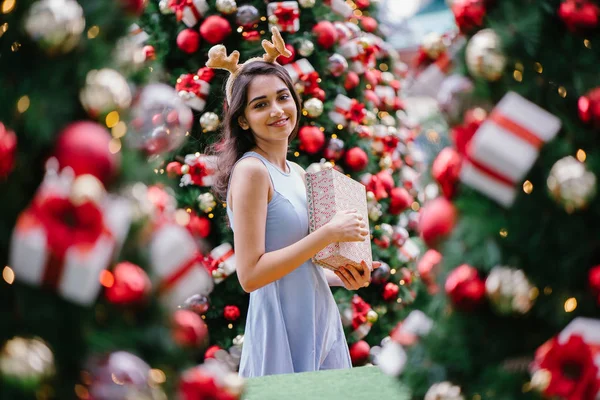 Portrait Noël Festif Une Jeune Belle Heureuse Femme Asiatique Indienne — Photo