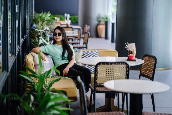 Retrato Una Joven Atractiva Mujer Asiática China Descansando Relajándose Café — Foto de Stock