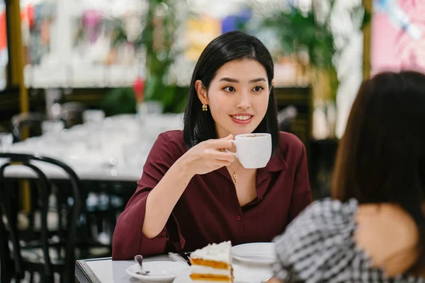 klas bir kapalı Kafe oturan bir güzel ve zarif genç Kore Asya kadın portresi