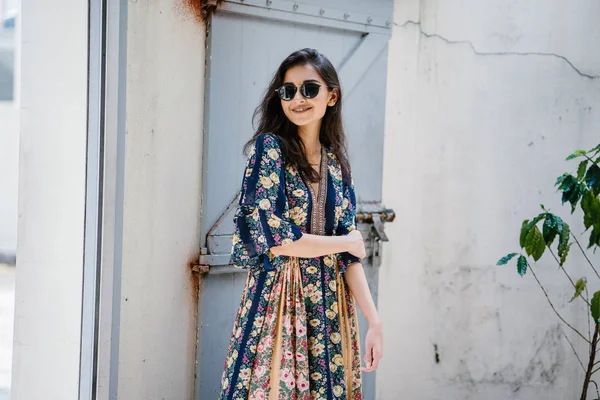 日中に路地の通りに彼女のポーズとして夏のドレスとサングラス笑顔で背の高い エレガントなそして美しいインドのアジア女性 — ストック写真