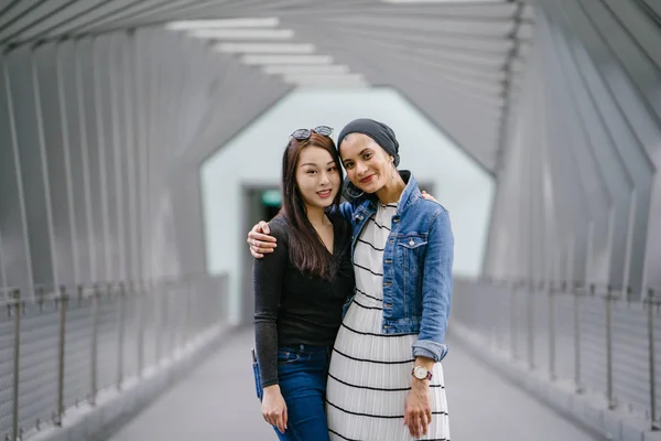 Dos Amigos Diferentes Etnias Puente Durante Día Una Una Mujer — Foto de Stock