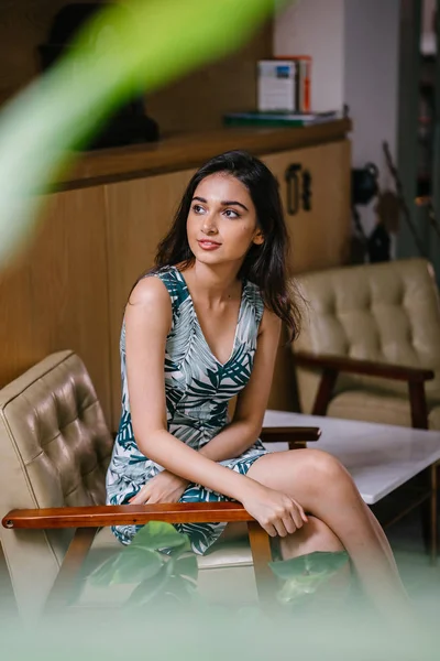 Bir genç, çekici ve kendinden emin Hint Asyalı kadın elbiseli bir portresi