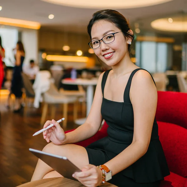 Retrato Empresarial Una Joven Bella Mujer Asiática Que Trabaja Dispositivo — Foto de Stock