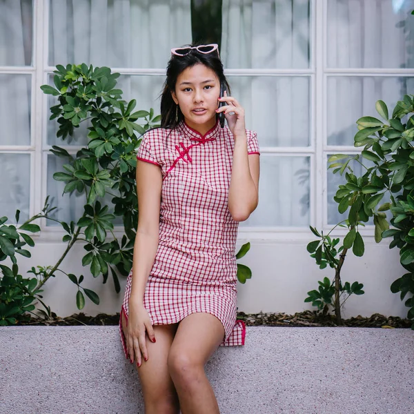 Una Chica Asiática Moda Hermosa Joven Habla Teléfono Inteligente Ella — Foto de Stock