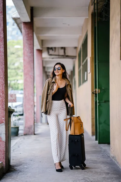 Full Body Portret Van Een Jonge Indiase Vrouw Van Het — Stockfoto