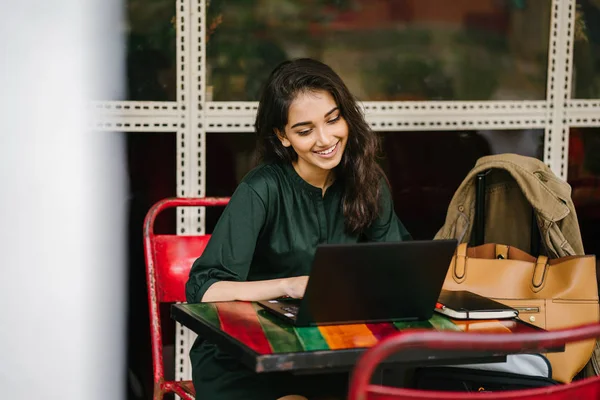 Joven Estudiante Universitaria Mujer India Asiática Está Estudiando Trabajando Computadora — Foto de Stock