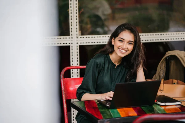 Giovane Studente Universitario Donna Asiatica Indiana Sta Studiando Lavorando Sul — Foto Stock