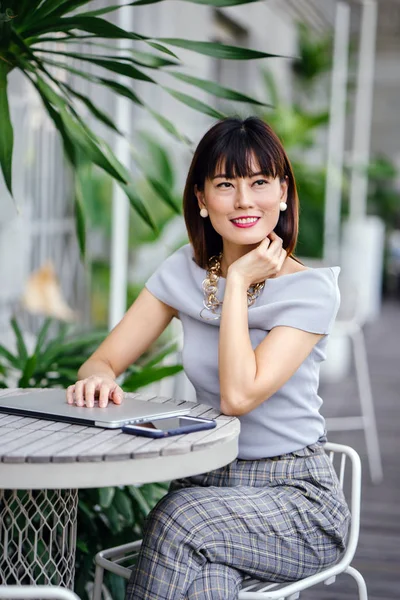 Retrato Una Mujer Asiática China Mediana Edad Segura Elegante Atractiva — Foto de Stock