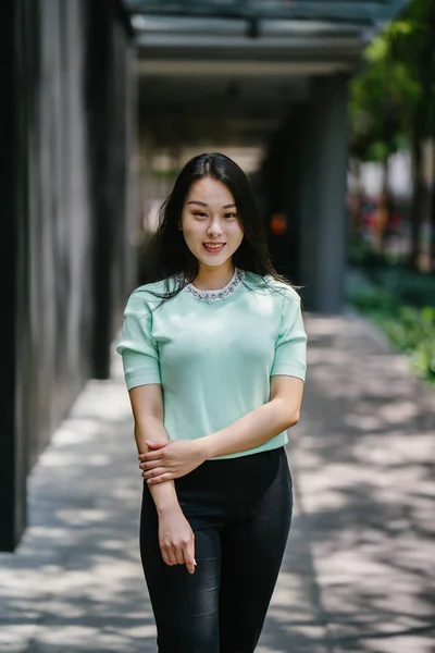 Egy Fiatal Szexi Elbűvölő Ázsiai Portréja Napközben Mentolos Zöld Pulóvert — Stock Fotó