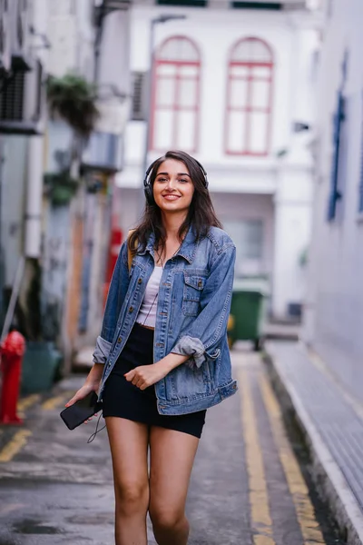 Retrato Una Joven Atractiva Mujer Asiática India Con Chaqueta Mezclilla —  Fotos de Stock