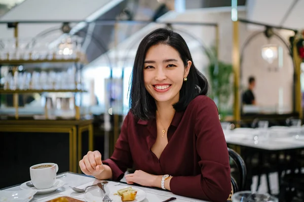 klas bir kapalı Kafe oturan bir güzel ve zarif genç Kore Asya kadın portresi