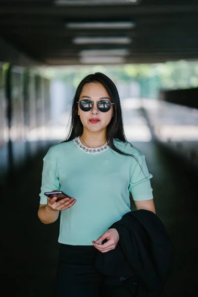 Retrato Una Joven Hermosa Mujer China Asiática Sosteniendo Teléfono Inteligente —  Fotos de Stock