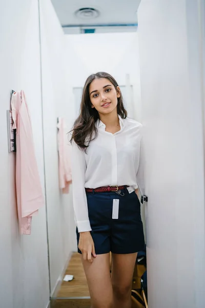 Retrato Una Joven Alta Hermosa Elegante Mujer India Asiática Probando —  Fotos de Stock