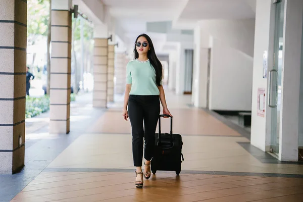 Zieht Eine Junge Asiatin Ihr Koffergepäck Sie Ist Attraktiv Elegant — Stockfoto