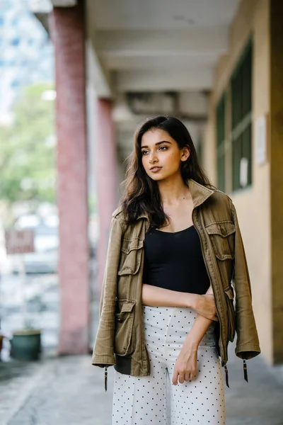 Retrato Una Mujer Asiática India Alta Hermosa Delgada Elegante Caminando — Foto de Stock