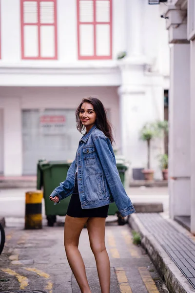 Alta Jovem Elegante Mulher Indiana Asiática Andando Por Beco Cidade — Fotografia de Stock