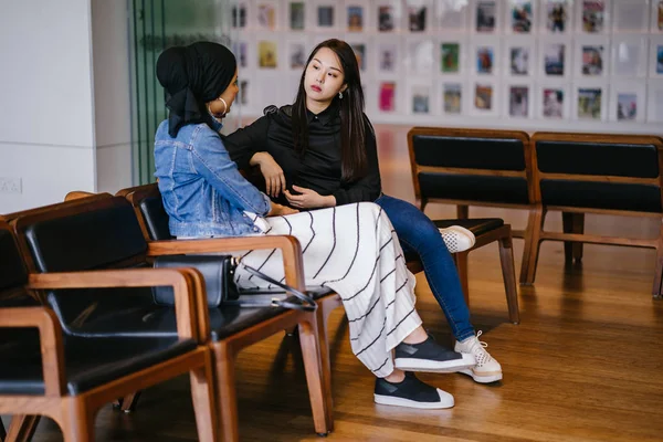 İki bayan arkadaş bankta oturup sohbet ediyorlar. Biri Çinli, diğeri Müslüman.