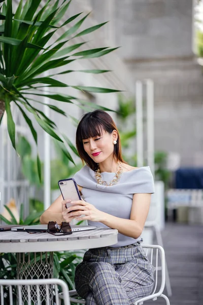 Retrato Una Atractiva Segura Exitosa Mujer Asiática China Ella Sostiene — Foto de Stock