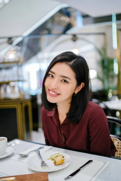 Retrato Una Hermosa Elegante Joven Coreana Asiática Sentada Elegante Café — Foto de Stock