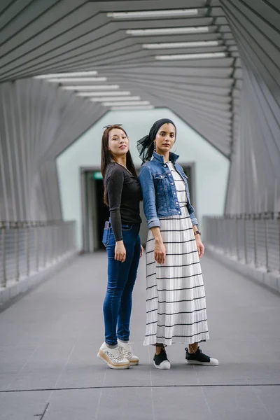 Dois Amigos Etnia Diferente Uma Ponte Durante Dia Deles Uma — Fotografia de Stock