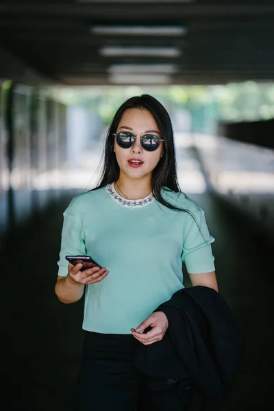 Портрет Молодой Красивой Азиатской Китаянки Смартфоном — стоковое фото