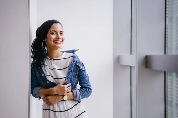 Jonge Elegante Aantrekkelijke Maleise Moslimvrouw Die Overdag Jurk Spijkerjasje Draagt — Stockfoto