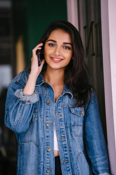 Портрет Красивой Высокой Элегантной Молодой Индийской Азиатки Разговаривающей Смартфону Ней — стоковое фото