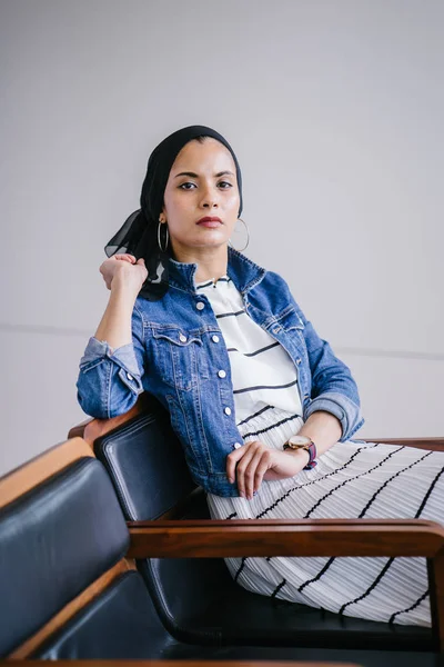 Genç, zarif ve çekici Malezyalı Müslüman kadın gün boyunca elbise ve kot ceket giyiyor..